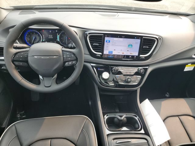 New 2027 Chrysler Pacifica Limited w/ Family Tech Group AWD/4WD image 13