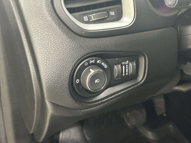 Used 2018 Jeep Renegade Latitude FWD image 34
