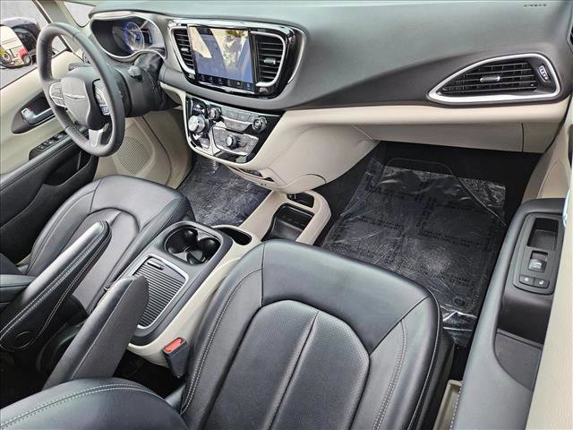 Used 2024 Chrysler Pacifica Touring-L image 21