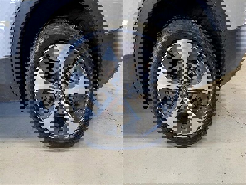 Used 2024 Volvo XC40 B5 Core image 14