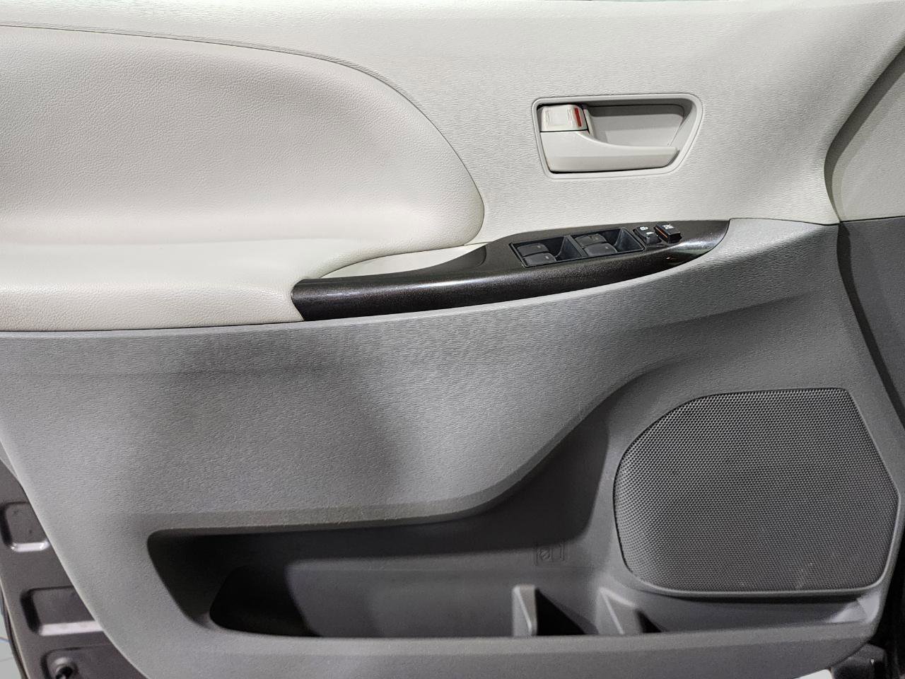 Used 2014 Toyota Sienna LE FWD image 20