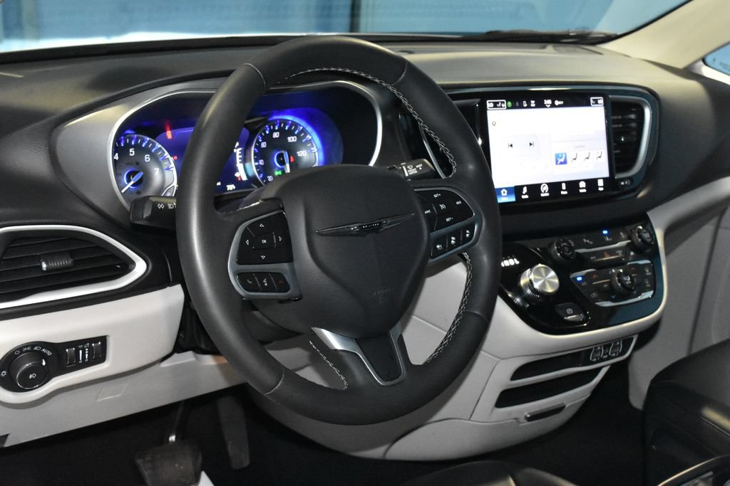 Used 2023 Chrysler Pacifica Touring-L FWD image 2