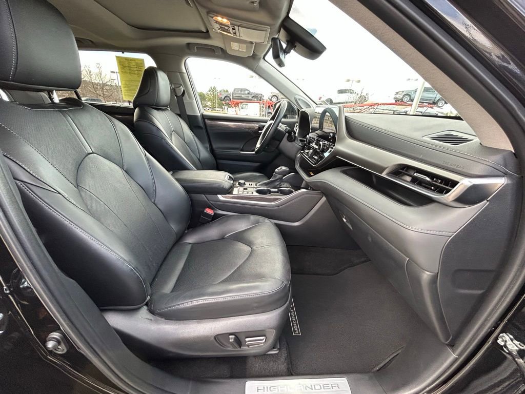 Used 2024 Toyota Highlander Limited AWD/4WD image 32