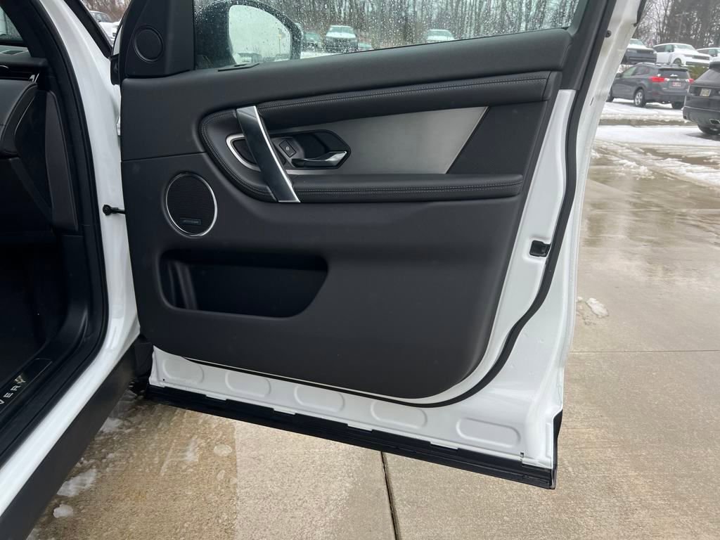 Used 2025 Land Rover Discovery Sport Dynamic SE image 17