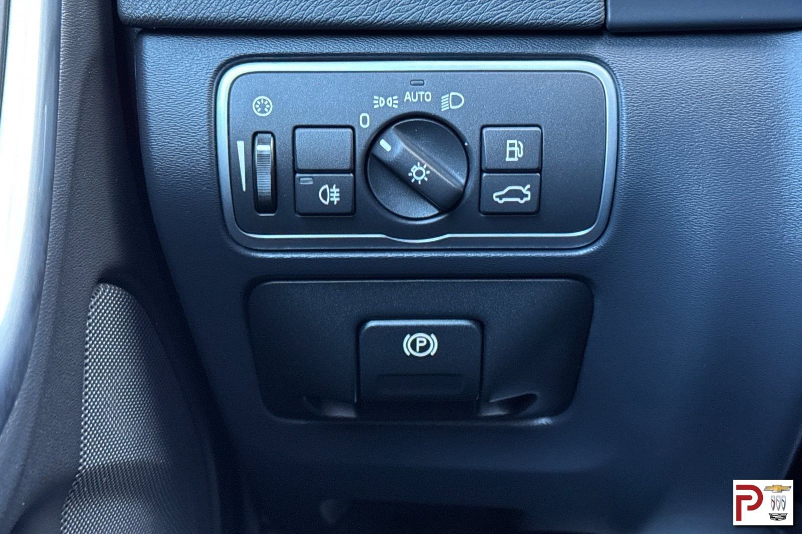 Used 2018 Volvo V60 T5 Cross Country image 33