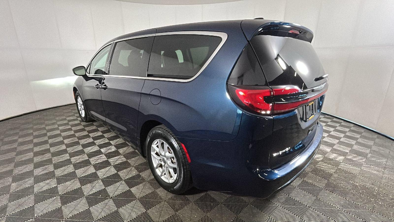 Used 2023 Chrysler Pacifica Touring-L FWD image 5