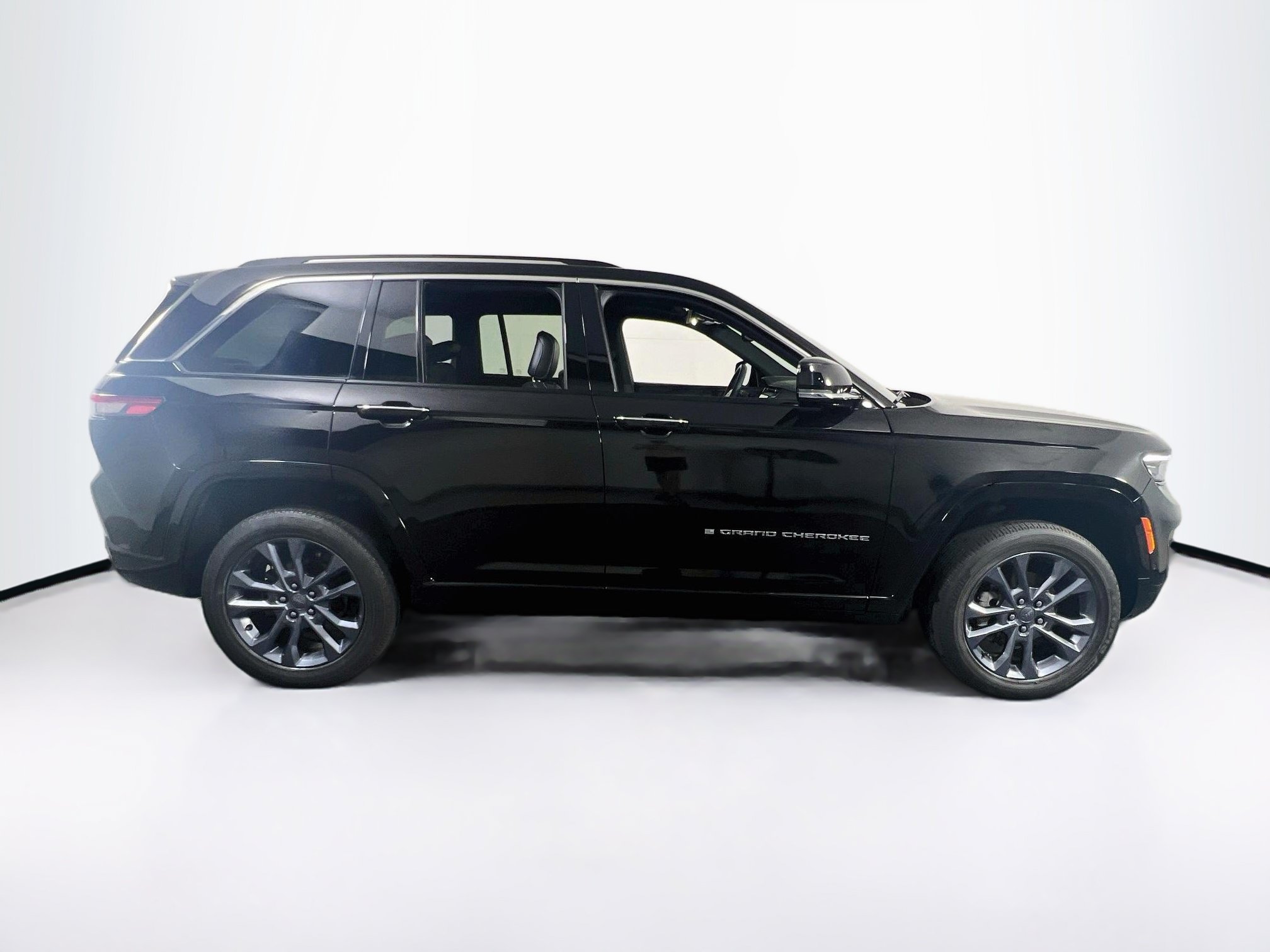 Used 2023 Jeep Grand Cherokee Overland AWD/4WD image 4