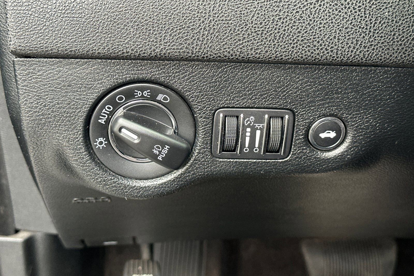 Used 2018 Chrysler 300 Limited image 34