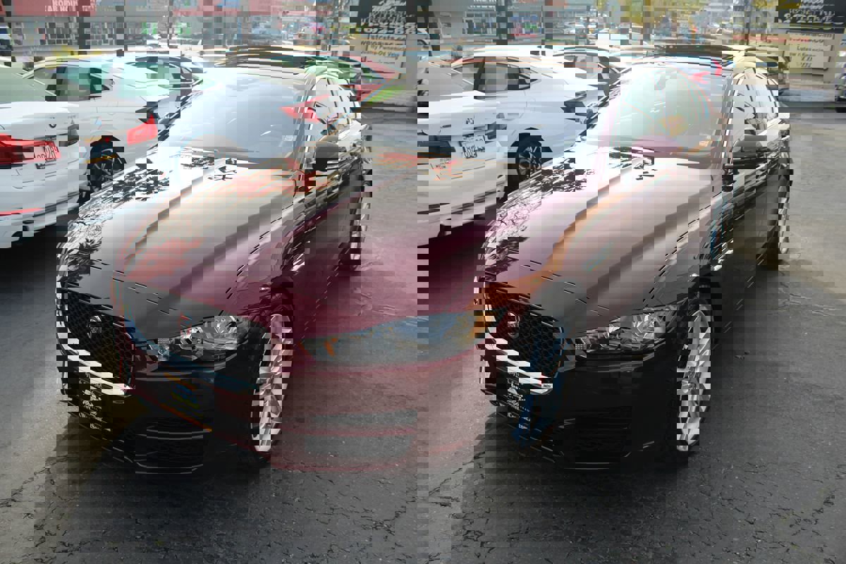 Used 2017 Jaguar XE Prestige image 4