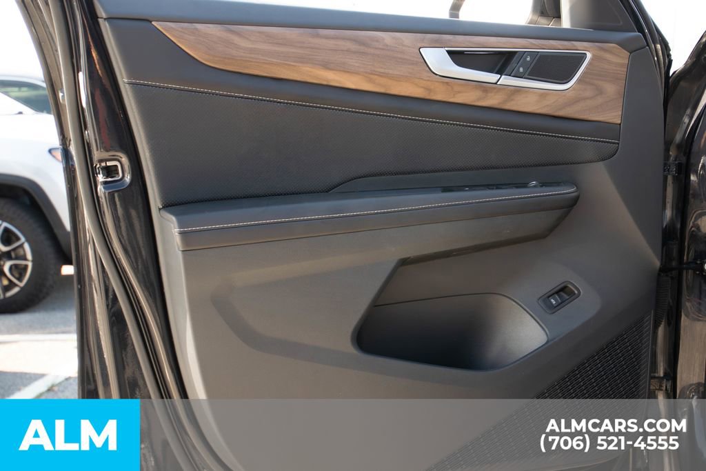 Used 2025 Volkswagen Atlas SE image 24