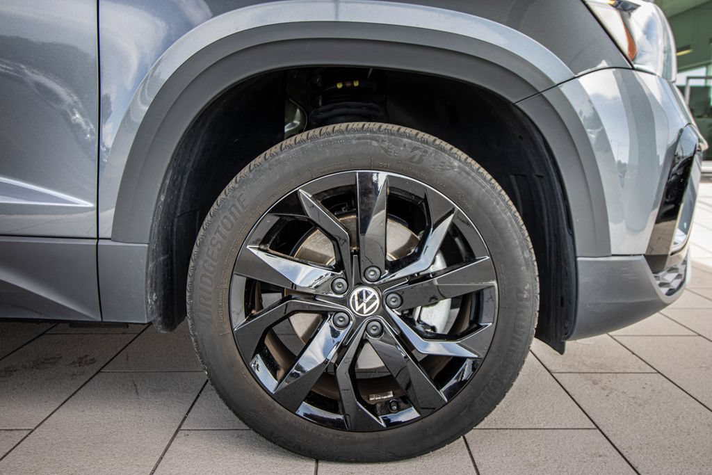 Certified 2023 Volkswagen Taos SE w/ Panoramic Sunroof Package FWD image 5