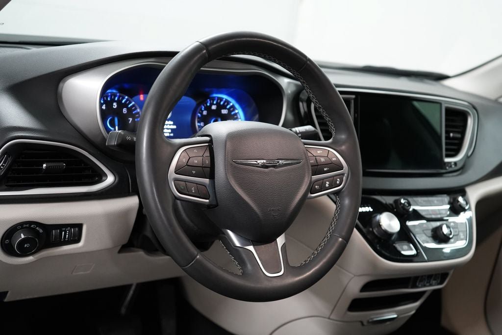 Used 2023 Chrysler Pacifica Touring-L FWD image 12