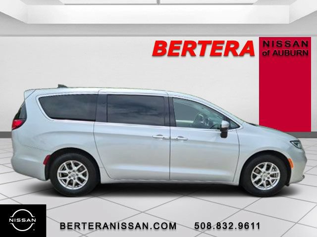 Used 2023 Chrysler Pacifica Touring-L FWD image 2