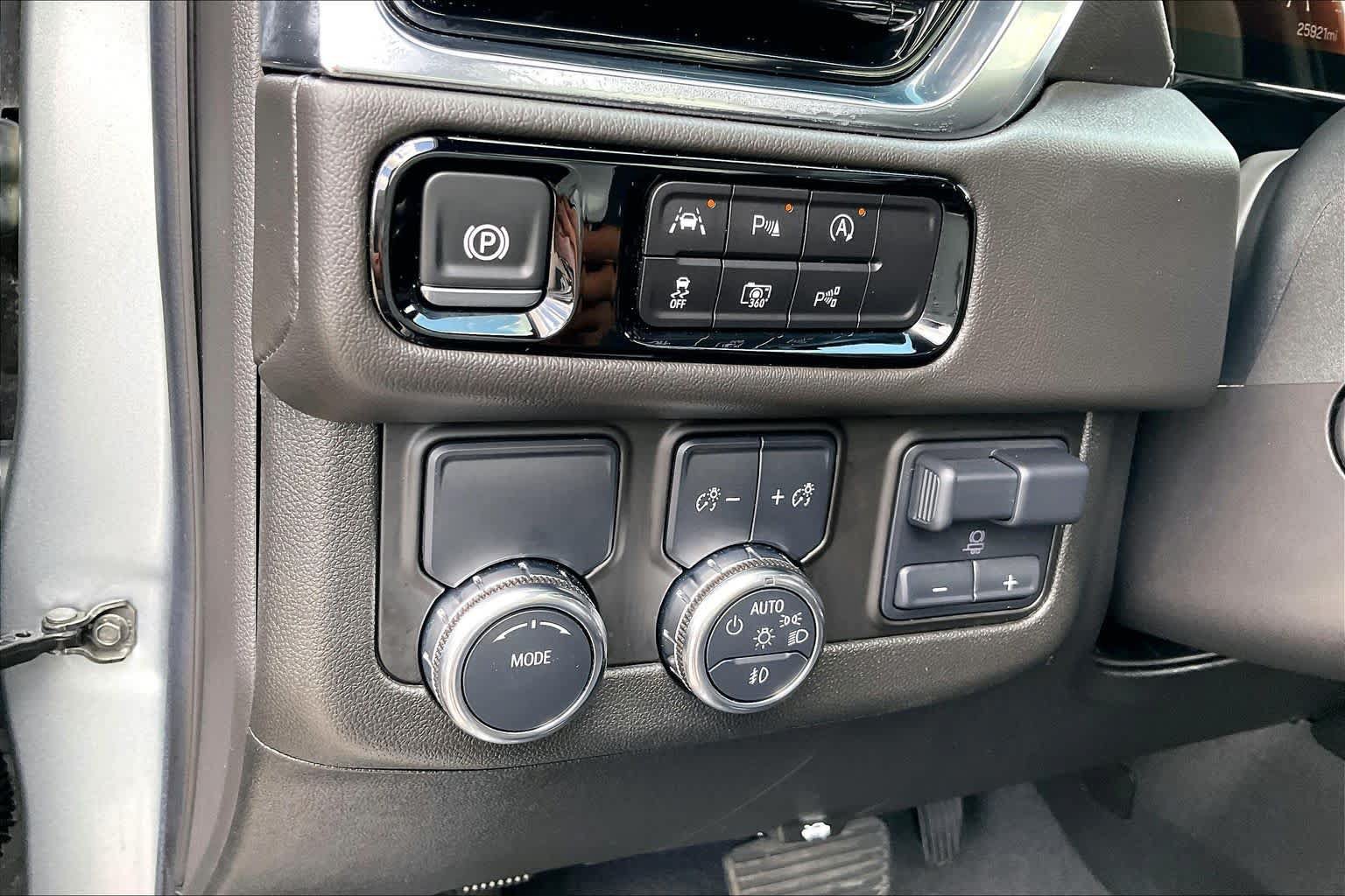 Used 2025 GMC Yukon XL Denali w/ Denali Reserve Package RWD image 15