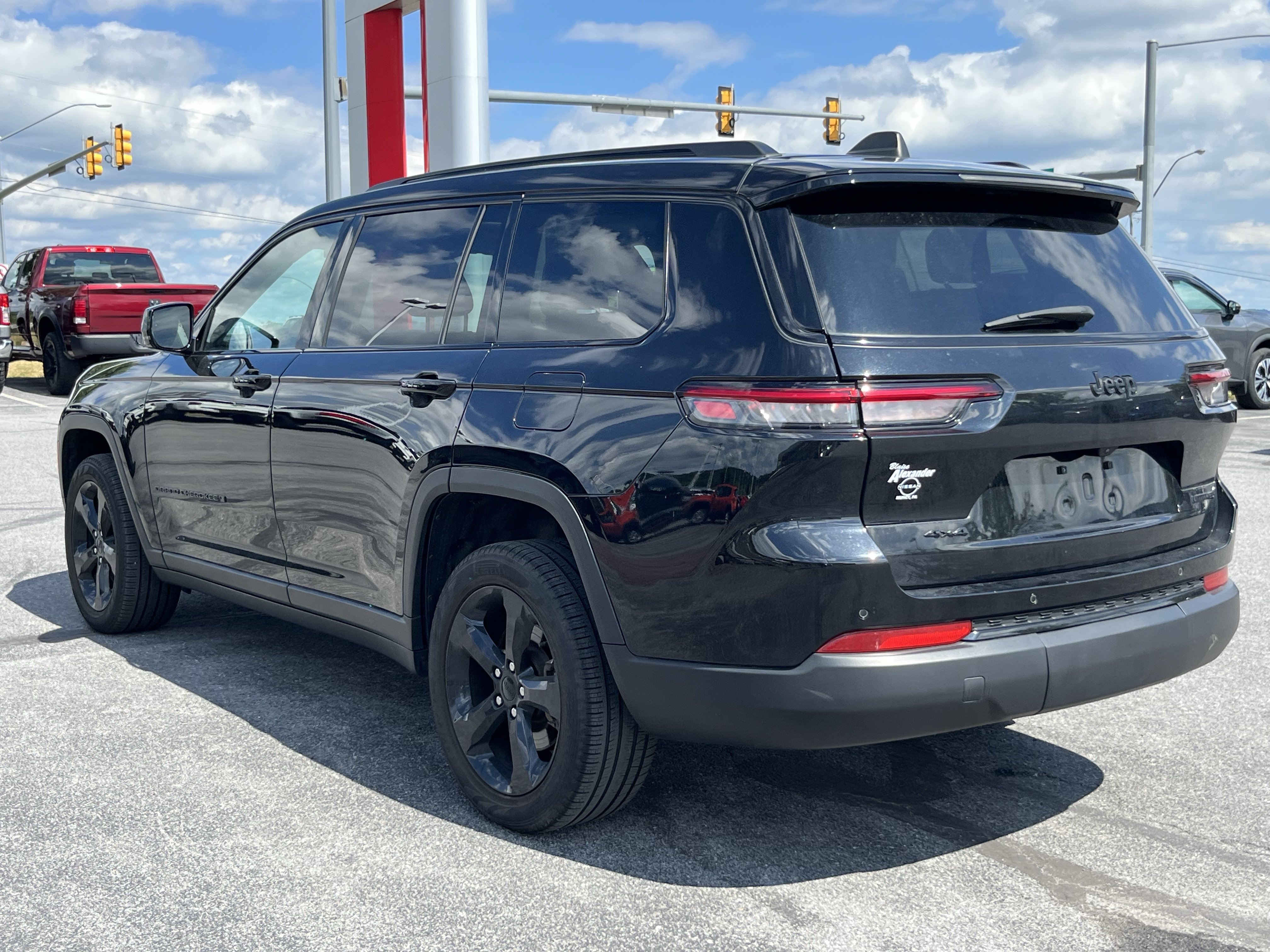 Used 2023 Jeep Grand Cherokee L Limited w/ Black Appearance Package AWD/4WD image 5