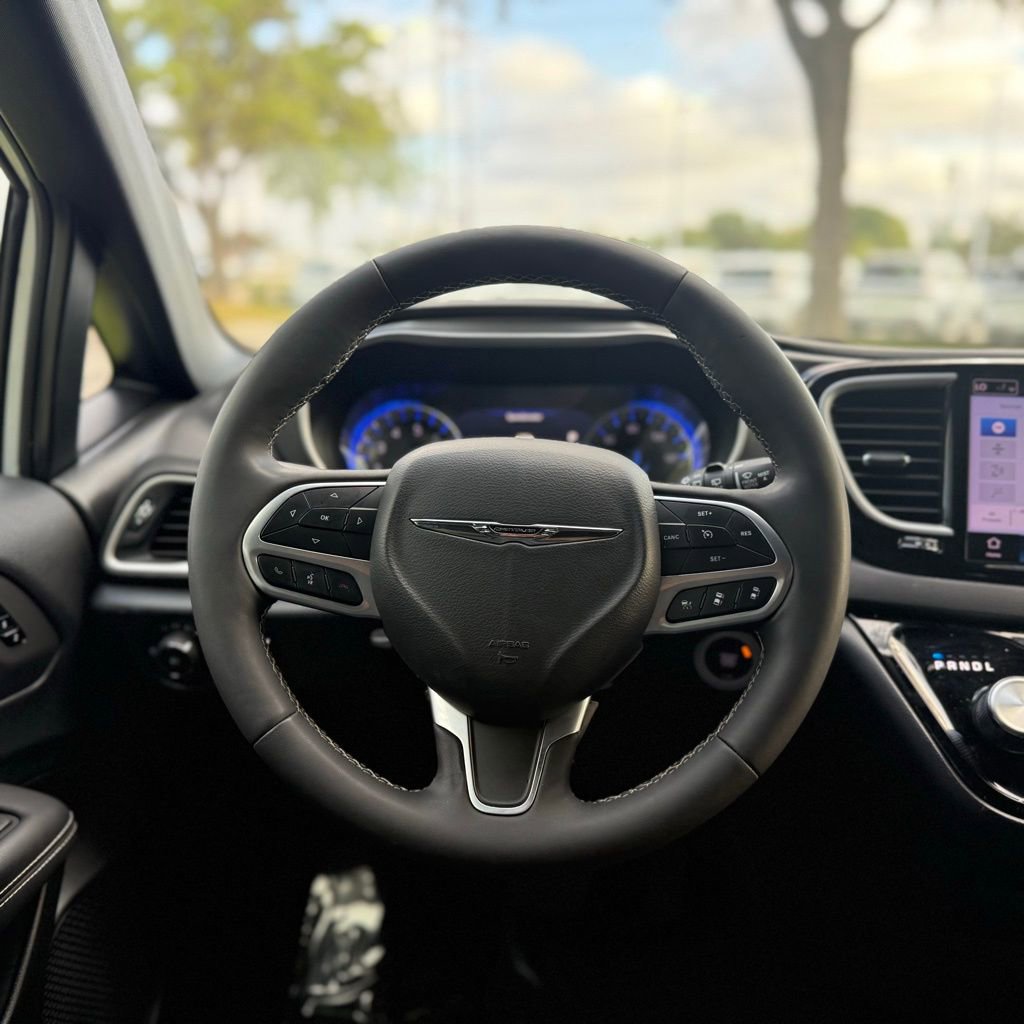 Used 2025 Chrysler Pacifica Select image 18