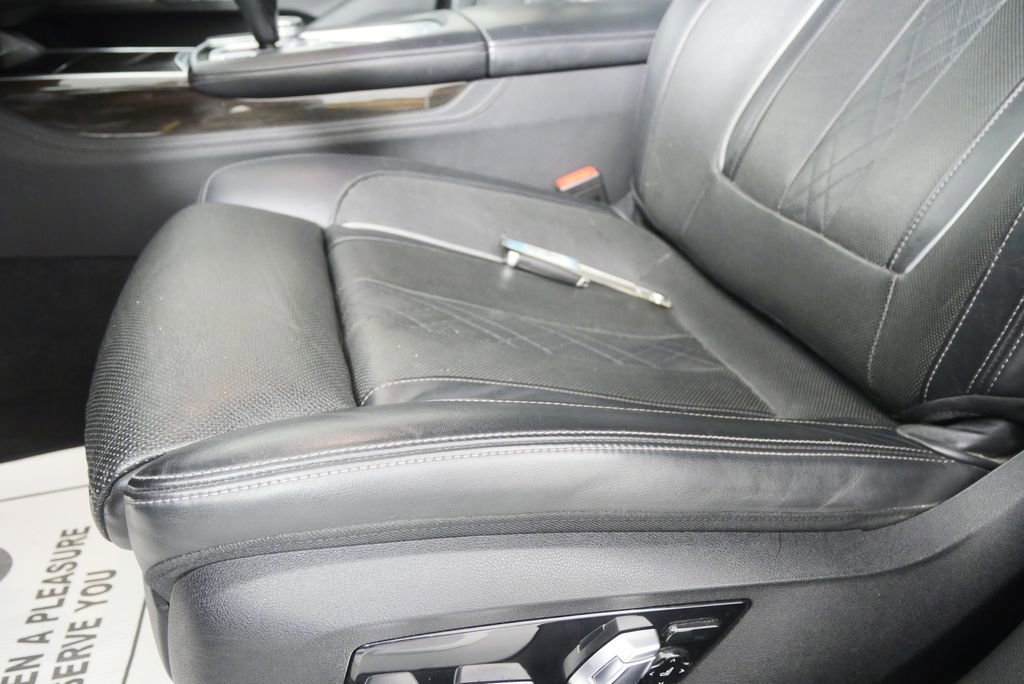 Used 2022 BMW 740i w/ Premium Package RWD image 9