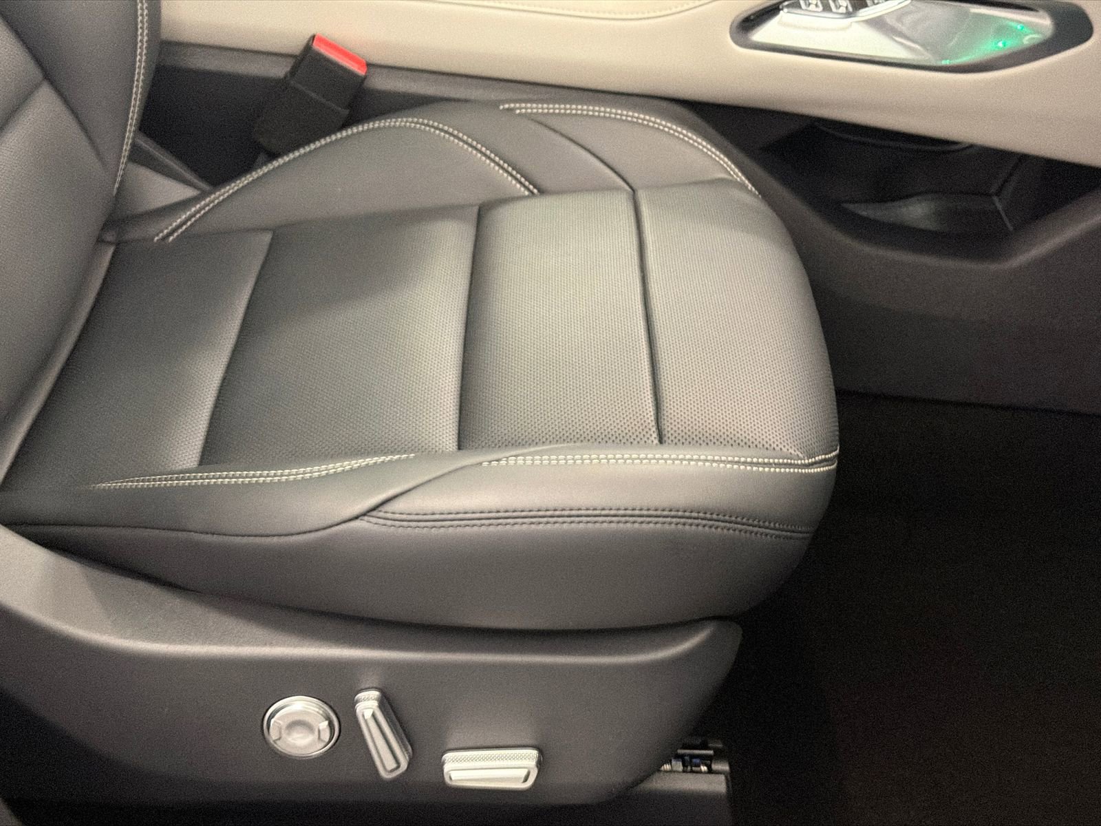 Used 2024 Lincoln Nautilus Premier w/ Equipment Group 102A image 12