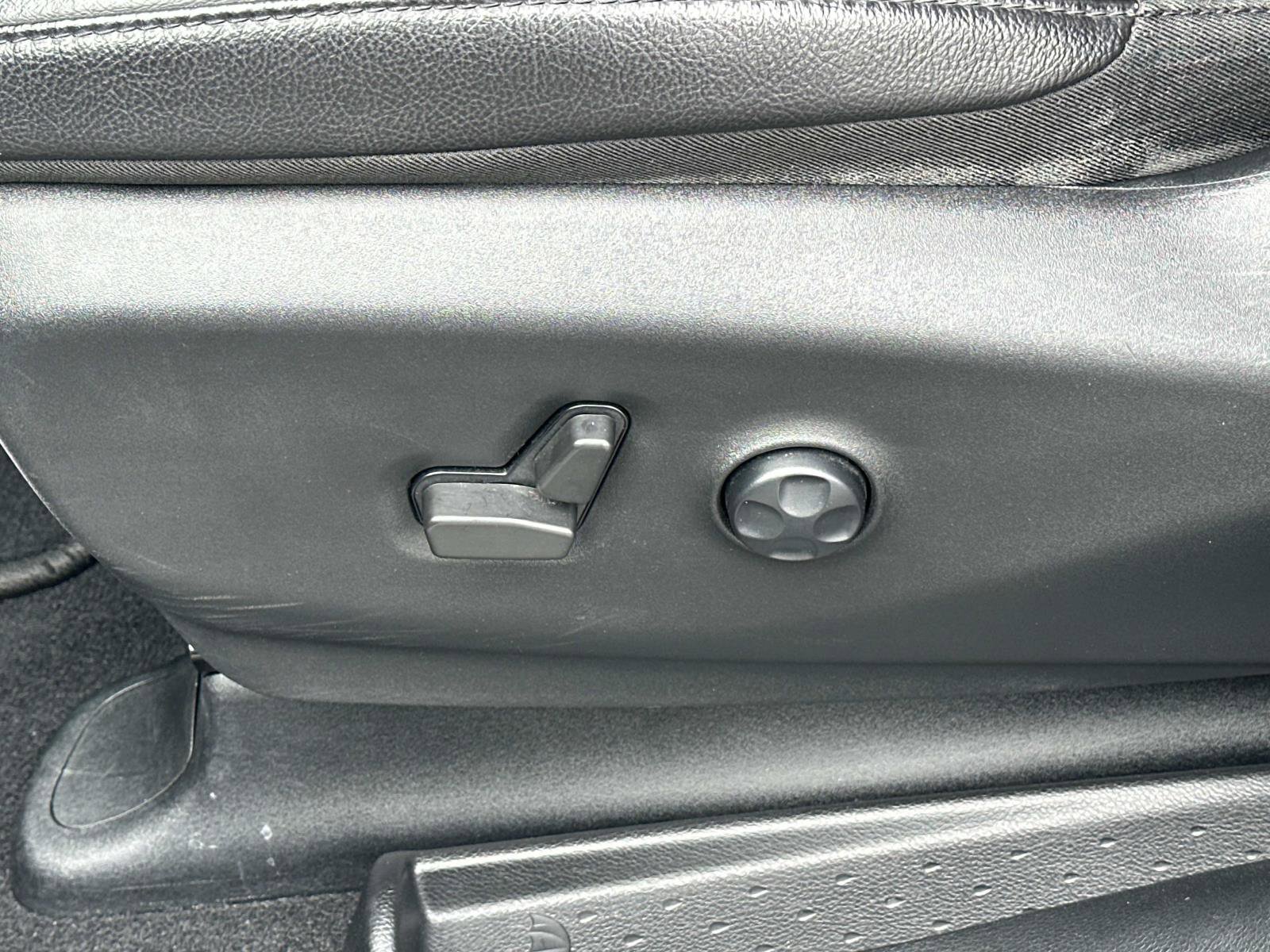 Used 2022 Chrysler Pacifica Touring-L w/ Uconnect Theater Family Group image 18