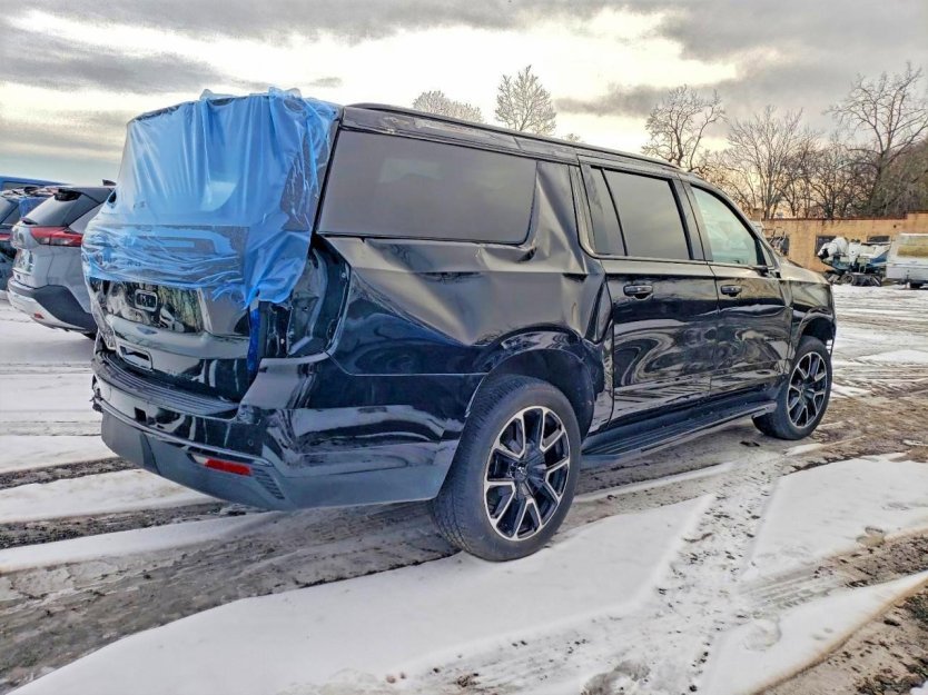 Used 2023 Chevrolet Suburban RST w/ Luxury Package image 4