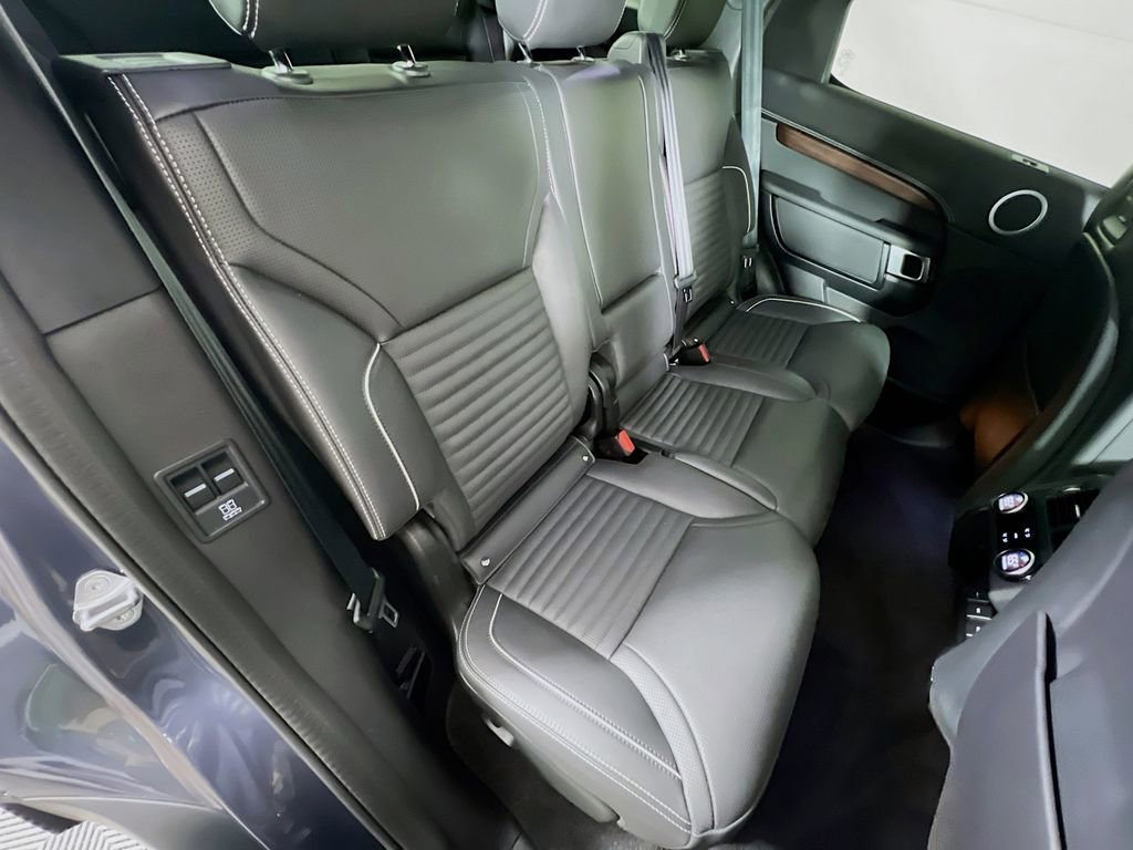 Used 2024 Land Rover Discovery Dynamic SE image 30