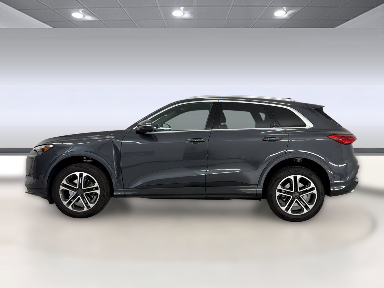 Used 2025 Audi Q5 Premium w/ Convenience Package AWD/4WD image 2
