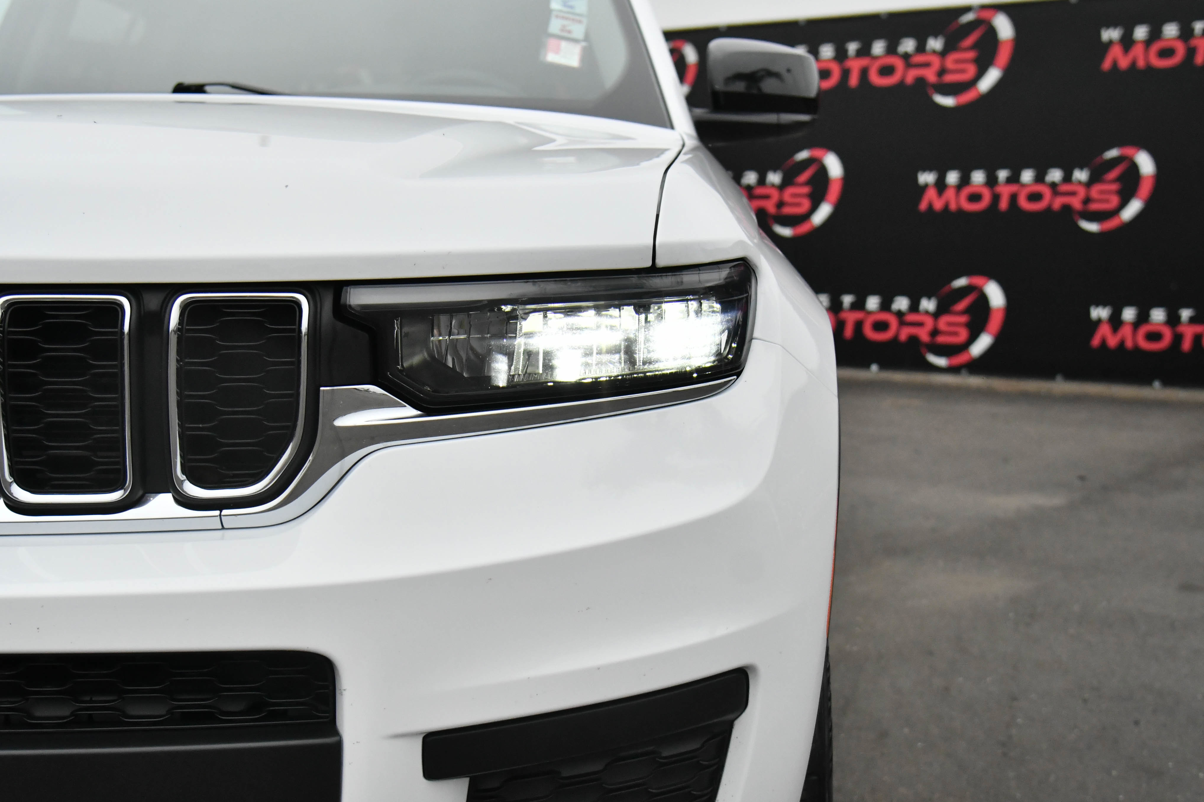 Used 2023 Jeep Grand Cherokee L Laredo image 11