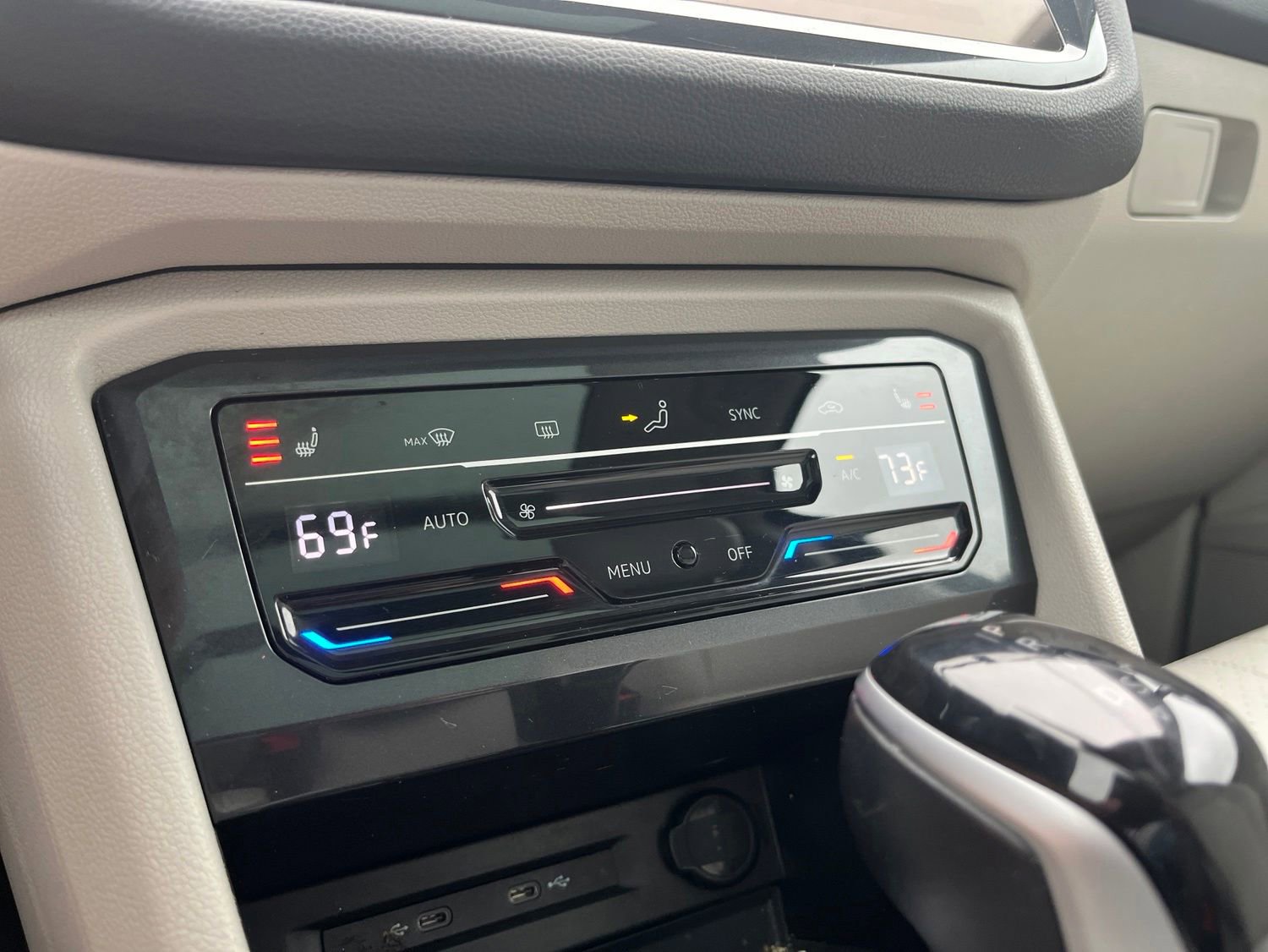 Used 2023 Volkswagen Tiguan SE w/ Panoramic Sunroof Package FWD image 26