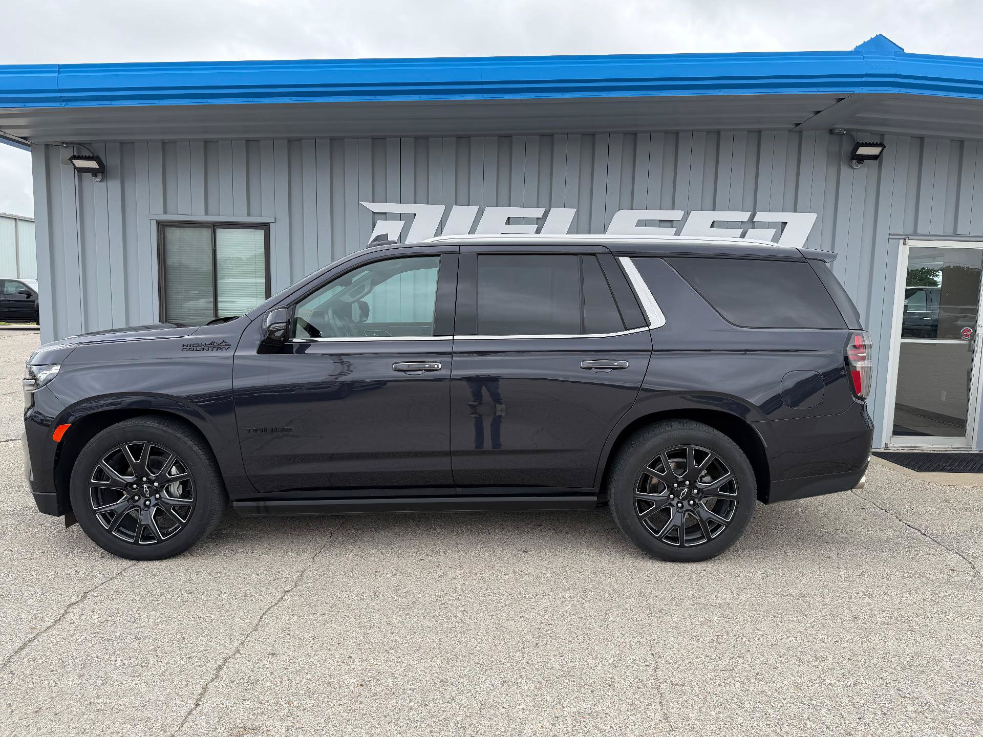 Used 2024 Chevrolet Tahoe High Country AWD/4WD image 1