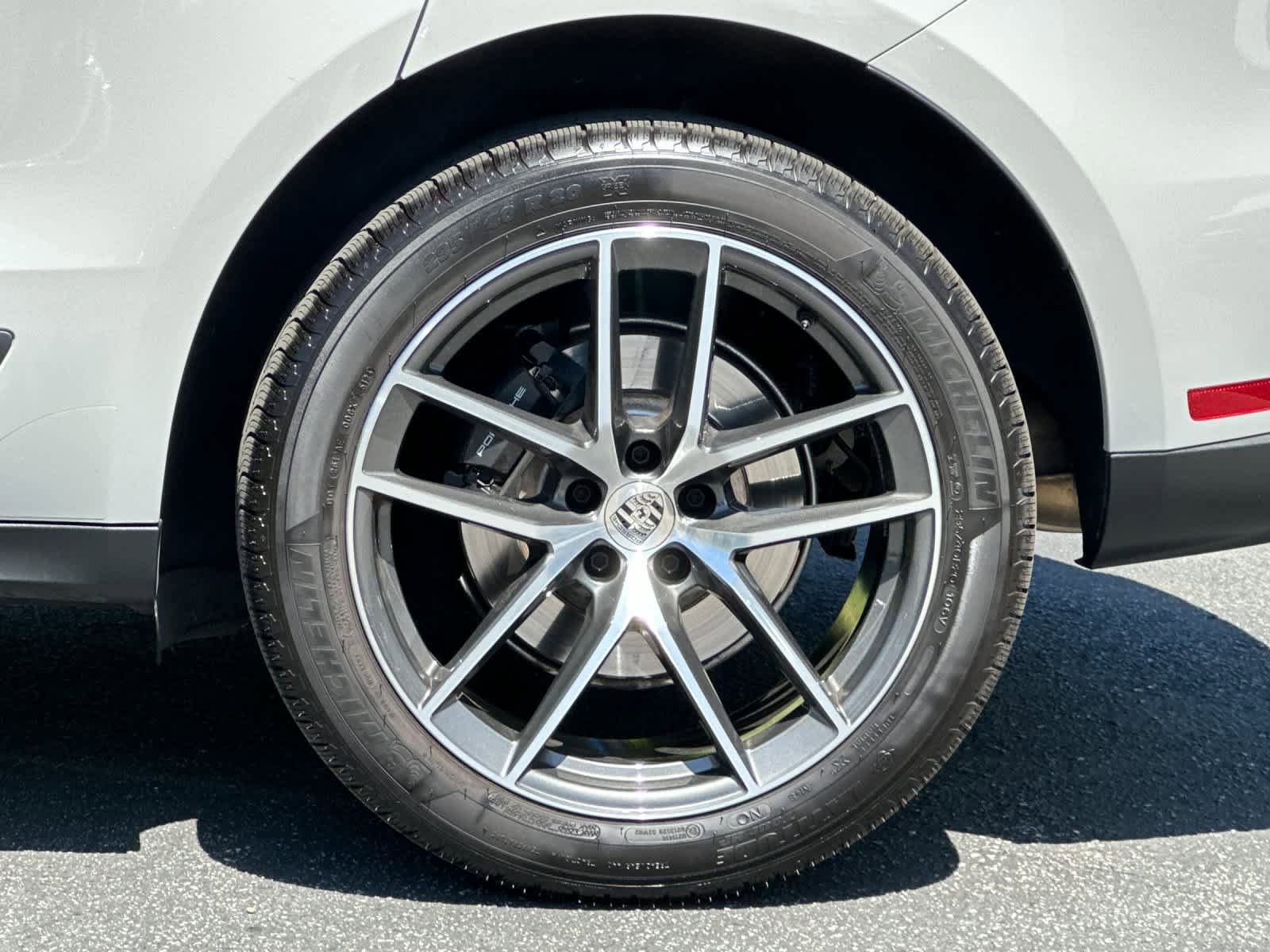 Certified 2025 Porsche Macan AWD/4WD image 30