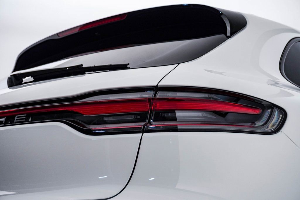 Certified 2025 Porsche Macan AWD/4WD image 12