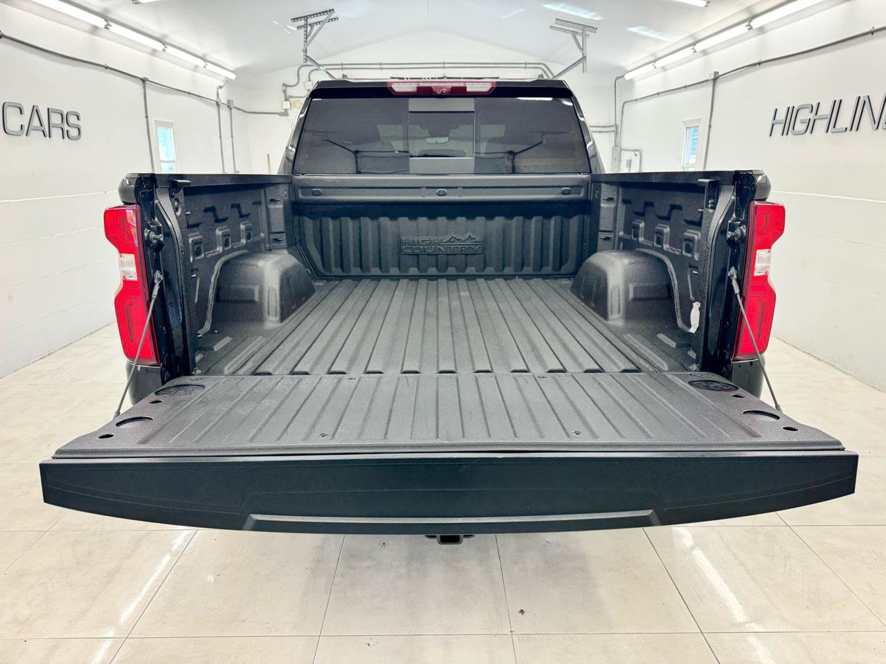 Used 2023 Chevrolet Silverado 1500 High Country w/ Technology Package AWD/4WD image 6