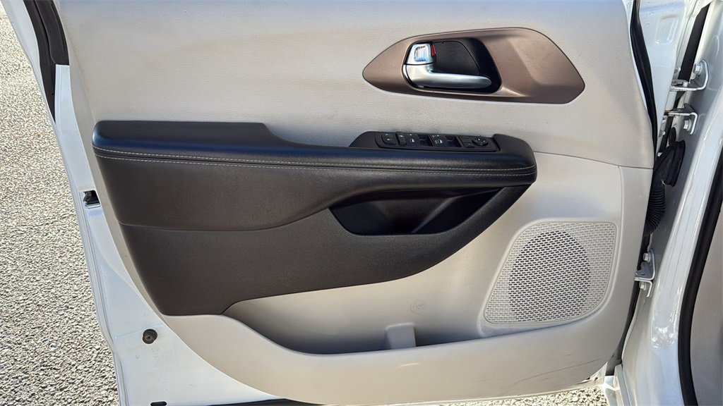 Used 2022 Chrysler Voyager LX image 17