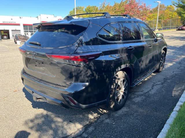 Used 2024 Toyota Highlander XLE AWD/4WD image 4
