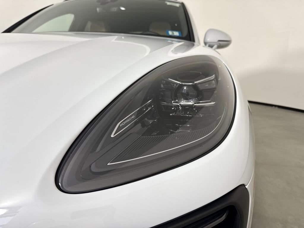 Certified 2025 Porsche Macan image 11