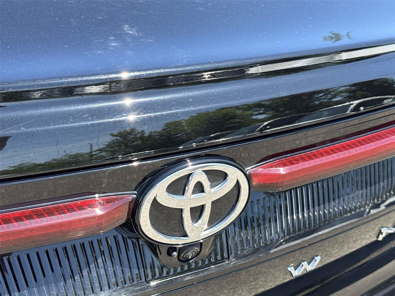 Used 2025 Toyota Crown Platinum AWD/4WD image 11