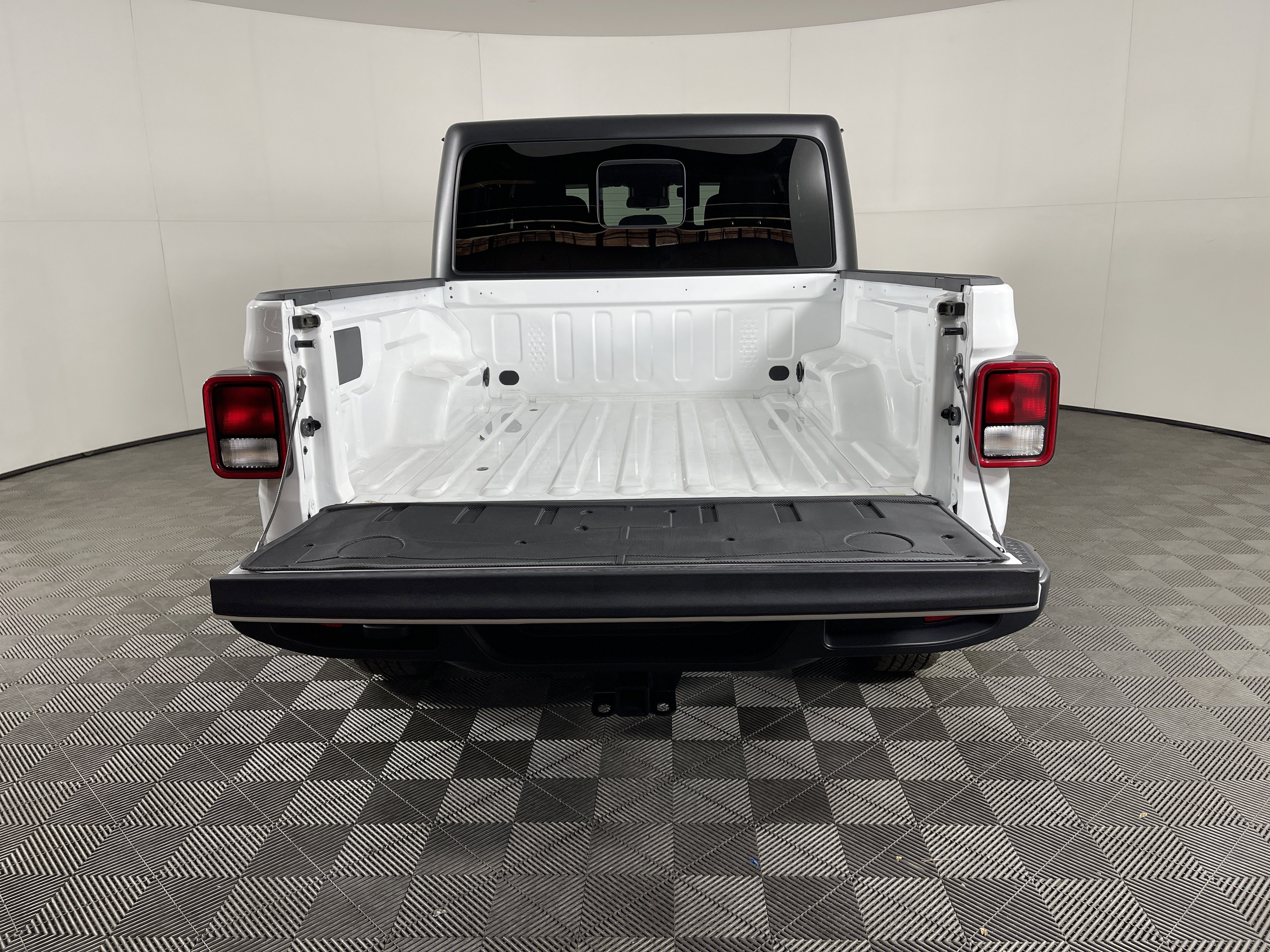 Used 2025 Jeep Gladiator Sport image 7