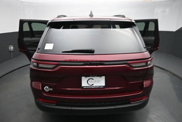 Used 2025 Jeep Grand Cherokee Altitude AWD/4WD image 41