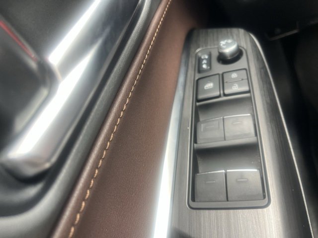 Used 2024 Toyota Venza Limited image 32