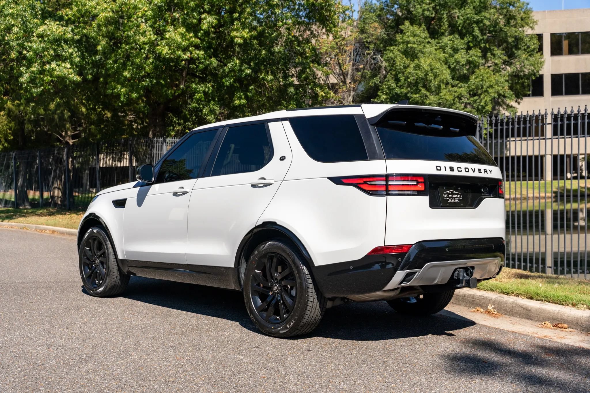 Used 2020 Land Rover Discovery Landmark AWD/4WD image 8