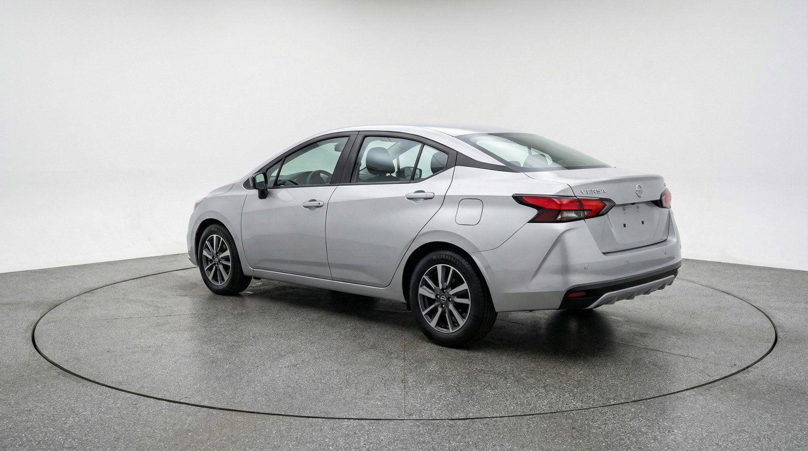 Used 2025 Nissan Versa SV image 6