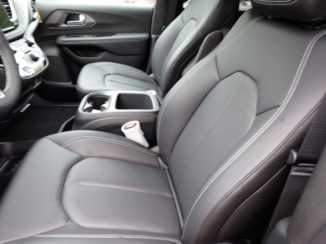 New 2026 Chrysler Pacifica Select image 12