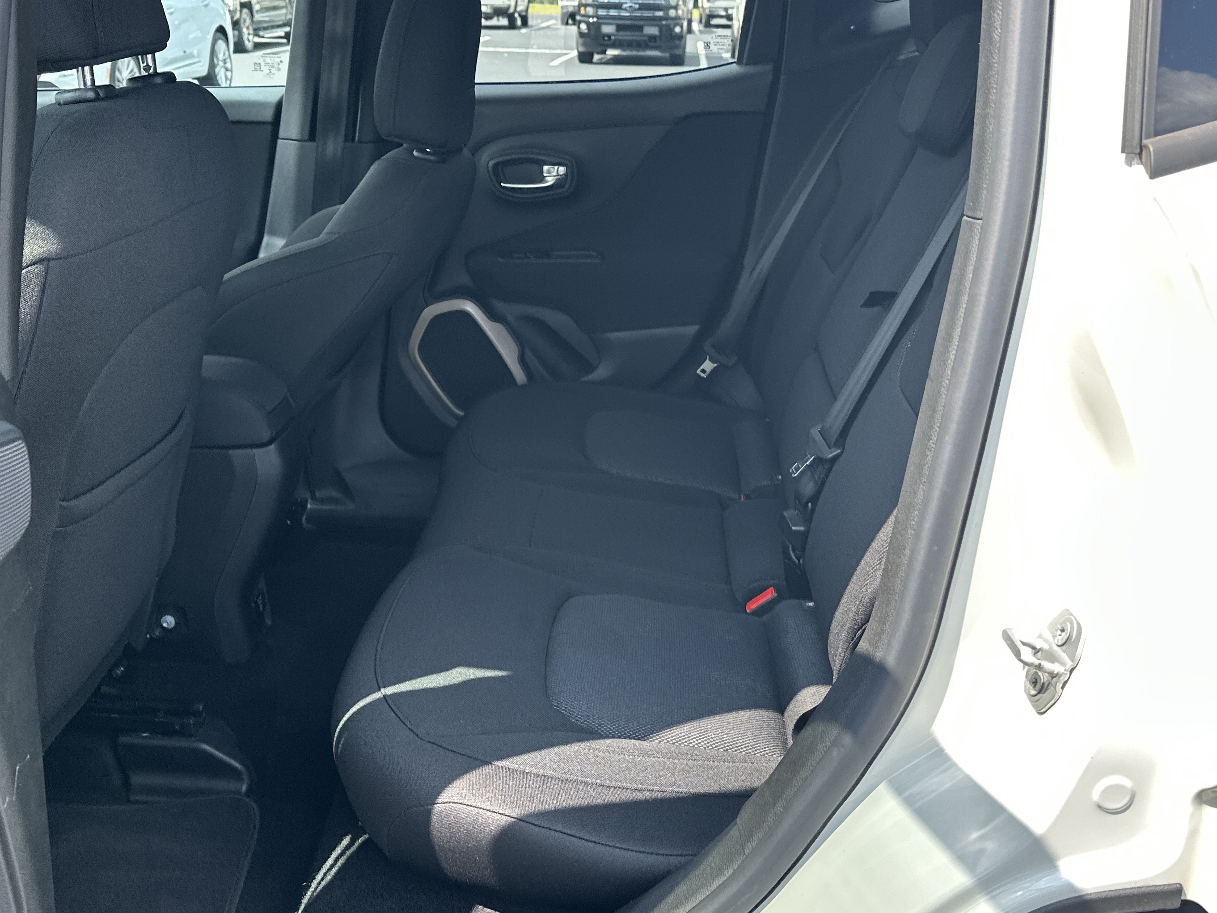 Used 2015 Jeep Renegade Latitude w/ Popular Equipment Group FWD image 15