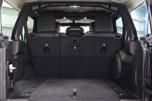 Used 2025 Jeep Wrangler Unlimited Rubicon w/ Technology Group image 24