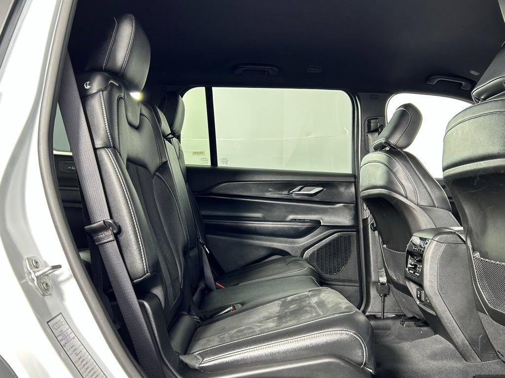 Used 2024 Jeep Grand Cherokee L Laredo image 12