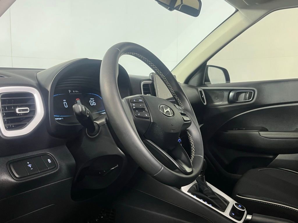 Used 2025 Hyundai Venue Limited image 22