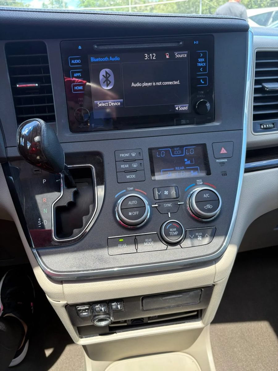 Used 2015 Toyota Sienna XLE Premium FWD image 22