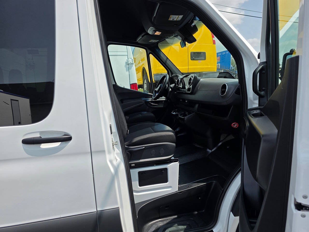 Used 2025 Mercedes-Benz Sprinter 2500 image 14