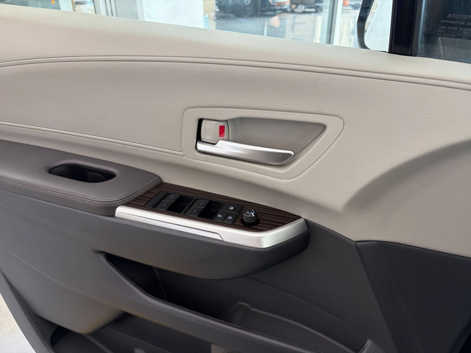 Used 2024 Toyota Sienna XLE FWD image 18
