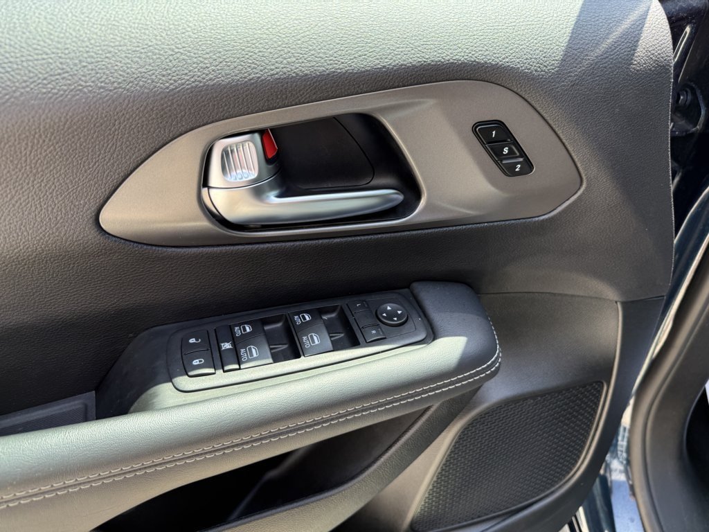 Used 2025 Chrysler Pacifica Select FWD image 20